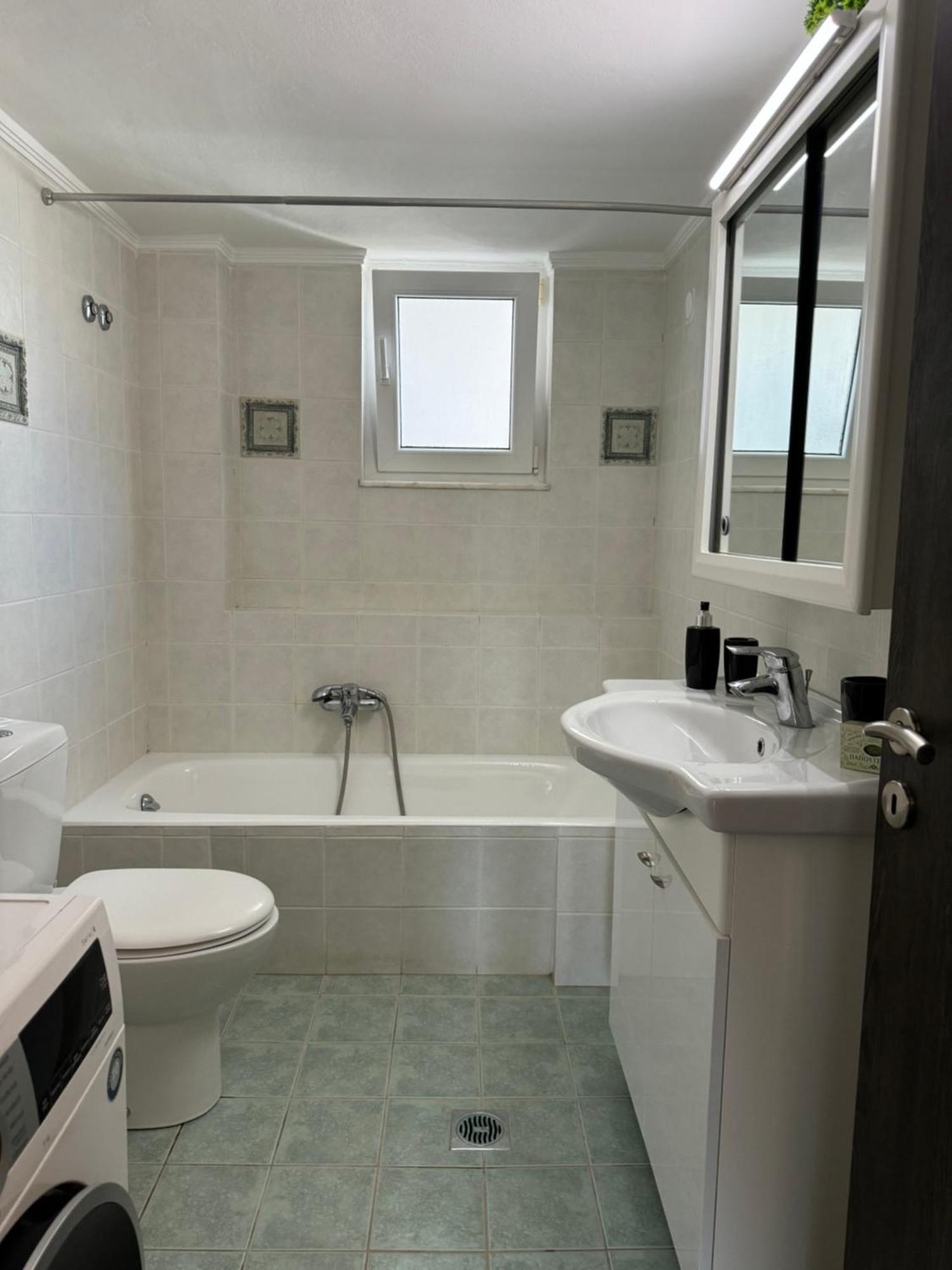 Navaro Apartments Патра Екстериор снимка